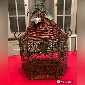 EUC•Vintage wicker and metal Ivy Bird House decor